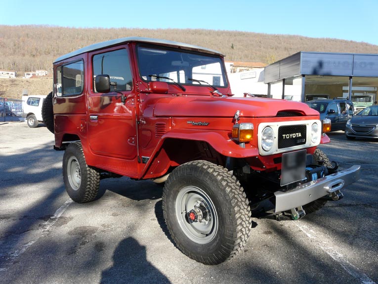 Toyota BJ 42 rouge apres restauration