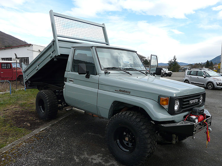 Toyota HZJ 75 gris bleu restauré
