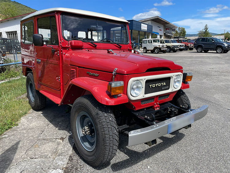 Toyota BJ 40 rouge restauré